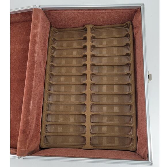 8 TRACK TAPE STORAGE / VINYL CARRYING CASE HOLDS 24 TAPE CARTRIDGES / VINTAGE - Picture 10 of 11